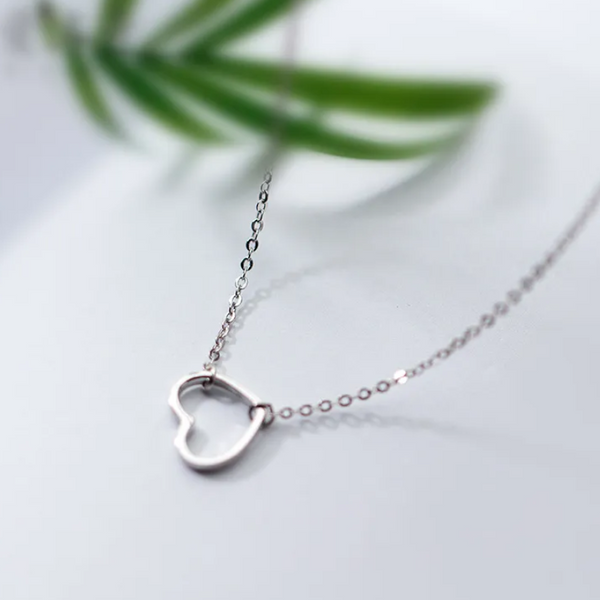 En sølv halskæde fra Mille og Lykke kaldet 'I Heart U Halskæde'. Den har et åbent hjertevedhæng og er lavet af 925 sterlingsølv. Udtryk din kærlighed og elegance med dette romantiske smykke."