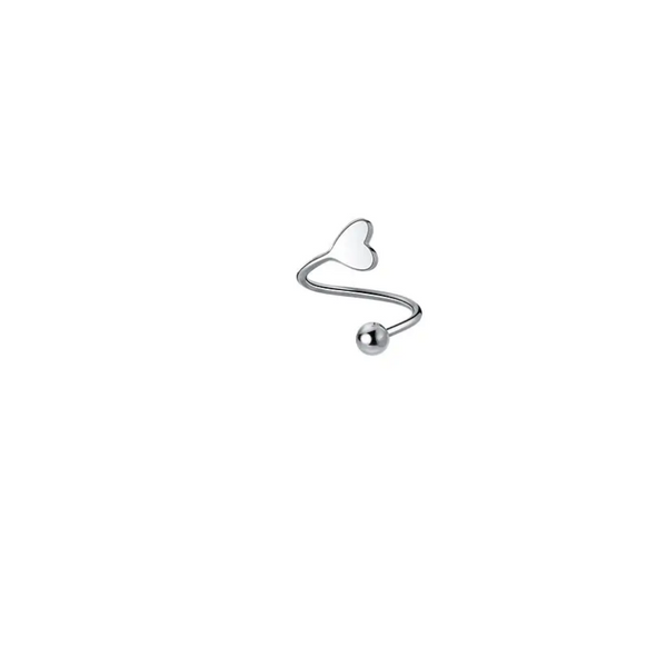 Single Twisted Heart Ørering: En elegant ørering med piercing lås, der forestiller et lille hjerte tæt på øreflippen, bagved er hjertet twister og tilføjer en subtil drejning til det klassiske symbol, lavet af høj kvalitet 925 sterlingsølv.