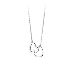 You and Me Halskæde: En smuk halskæde med et vedhæng i form af to hjerter, der symboliserer en unik forbindelse, lavet af 925 sterlingsølv.