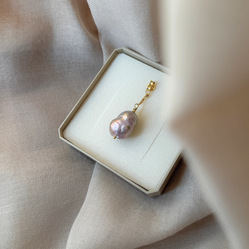 Single purple pearl behind ear vedhæng