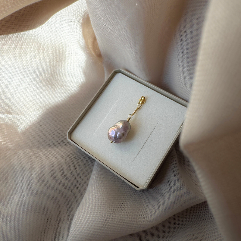 Single purple pearl behind ear vedhæng