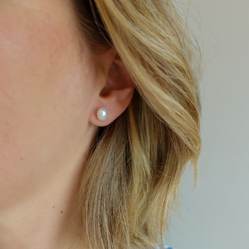 Single chunky dot pearl ørering