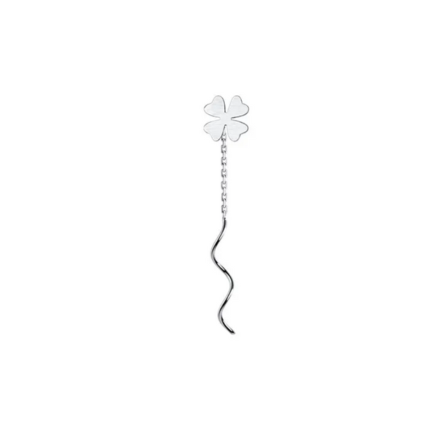 Et par sølvøreringe fra Mille og Lykke kaldet 'Single Good Luck Twist Earchain'. Øreringene har en elegant 4-bladet kløver med en snoet kæde, der kombinerer heldets symbolik med tidløs elegance."
