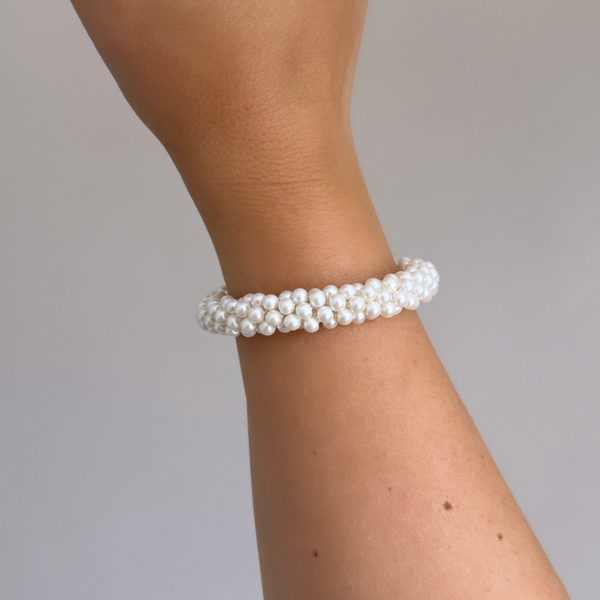 Chunky broderet perle armbånd fra MilleogLykke med hvide perler