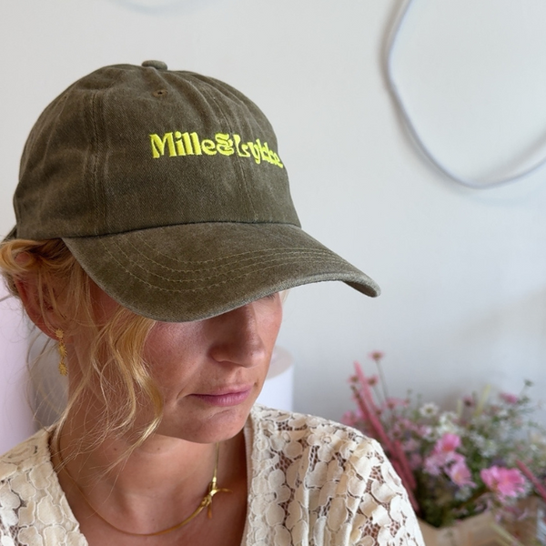 Khaki cap fra MilleogLykke med gult logo