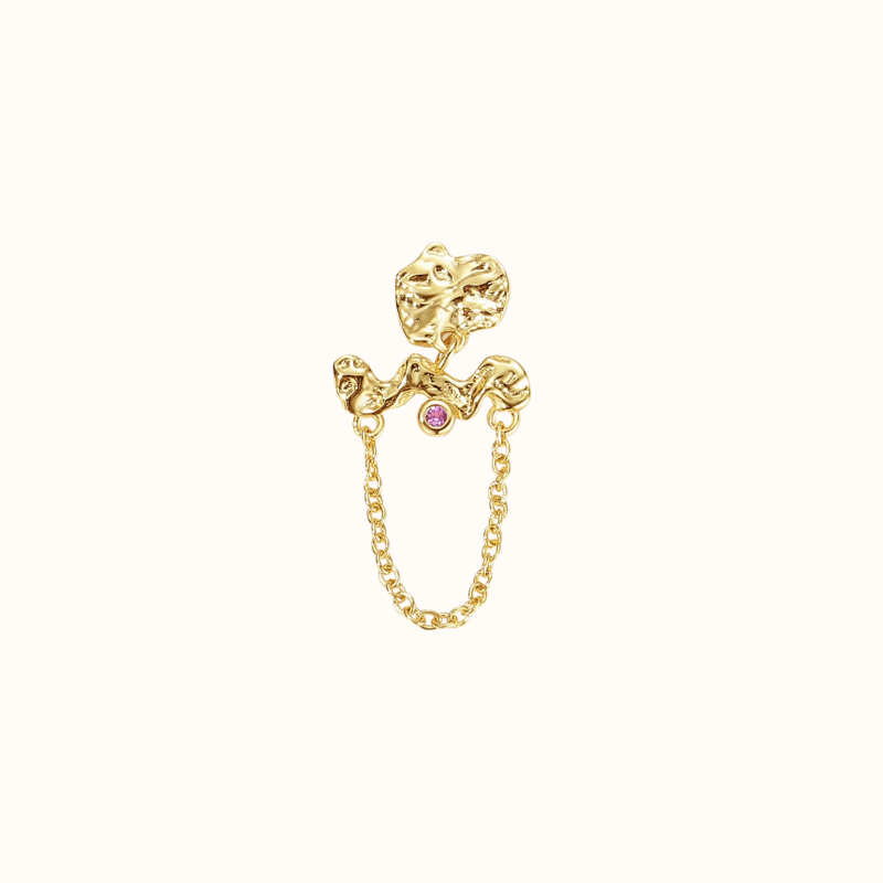 Ørering i guld hvor der sidder et aflangt vedhæng på en pink zirconiasten og en kæde der går fra den ene ende til den anden. på selve ørestikken sidder en organisk næsten rund guld plade. 