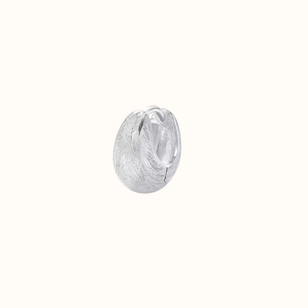 Sølv chunky hoop fra MilleogLykke, med et mat, børstet look. 