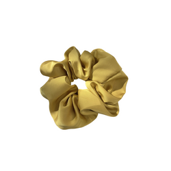 Gul satin scrunchie fra MilleogLykke