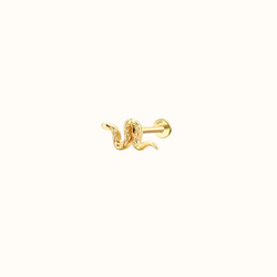 slange piercing med en flad plade som lås der vil sætte på bagsiden af øret. øreringen er i guld med en lidt rå overflade