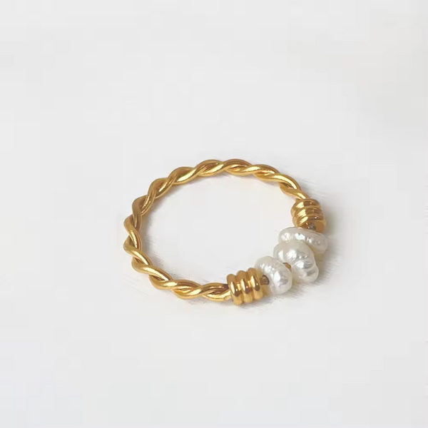 Forgyldt twisted pearl ring fra MilleogLykke. Ring med et twisted look, og med 3 ferskvandsperler.