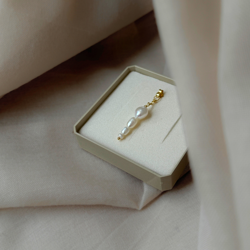 Single four pearl behind ear lås