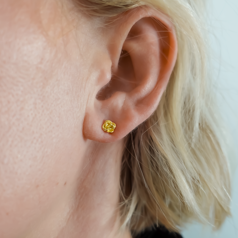 Single Tiny Rose Ørestik: En yndefuld lille rose-ørering, lavet af 925 sterlingsølv og forgyldt med ægte 18 karat guld, der tilføjer en subtil og romantisk elegance til dit look.