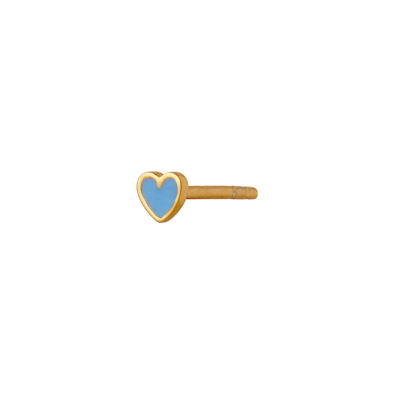 Petit Love Heart Light Blue ørestik fra Stine A er et lille hjerte med blå emaljemaling. 