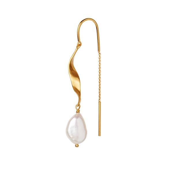 Single Long Twisted ørering fra Stine A har en stor Baroque perle med en twisted plade, der holder perlen.