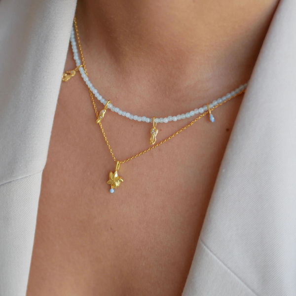 Modelbillede af Bahma halskæden med aquamarina perler og Starfish halskæden med søstjernen
