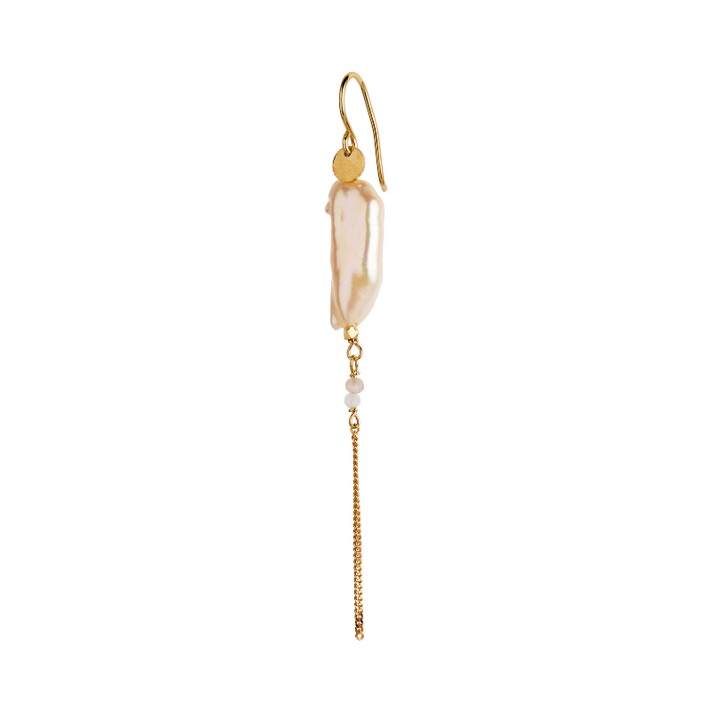 Single Lang perle kædeørering fra Stine A, har en stor Baroque perle. Under baroque perlen hænger der en kæde. 