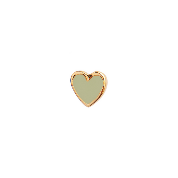 Petit Love Heart ørestik fra Stine A med olivengrøn emalje overflade 