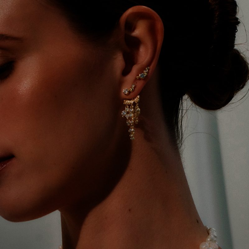 Model med Perfection behind ear vedhæng